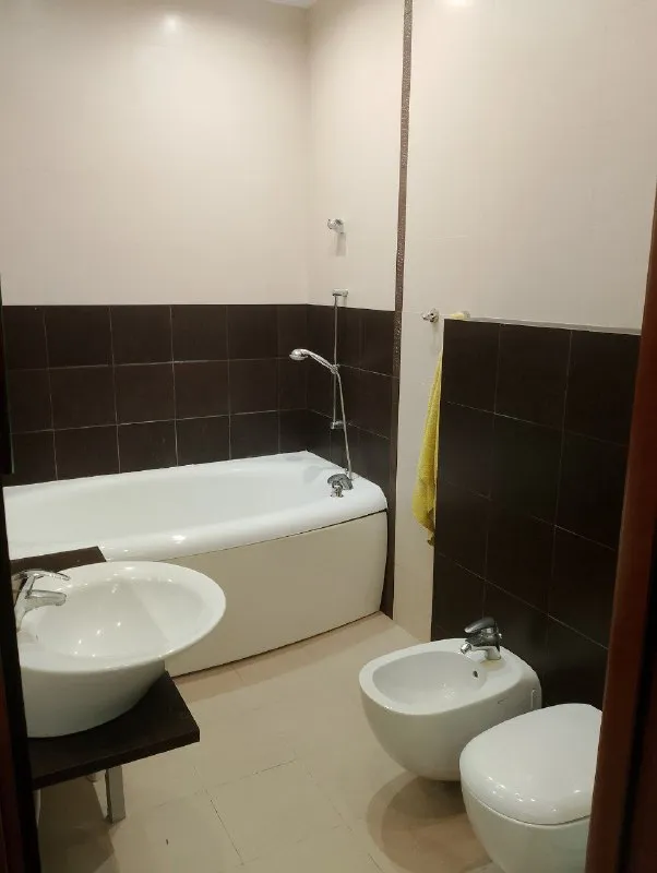 аренда двухкомнатной квартиры 🌇донецк, новострой в жк «центральный» пр. панфилова, 21, корпус 6. киевский район, больница вишневского📍 💦вода горячая и холодная 24/ 7 ✅ общая площадь: 80 м² консьерж, круглосуточно видеонаблюдение ✅ полностью меблирована и оборудована техникой ✅ раздельные комнаты, просторная кухня с балконом ✅ 2 санузла, гардеробная в спальне — лоджия ✅ тёплые полы, бойлер, посудомоечная машина и д р 📷дополнительно фото вышлю 💰цена 70000 ₽ + залог + комиссия агентства, оплата только по факту заселения, без предоплат и поездок в офис 📲☎️+79493523316 подписаться | дать объявление - фотография - 9