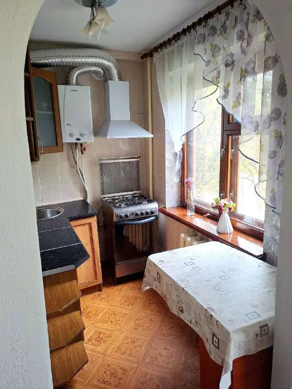 сдаётся 2-х комнатная квартира 🌇длнецк на улице краснофлотской в калининском районе, рядом с парком «гулливер». 📍 💦круглосуточная подача горячей и холодной воды. ✅отличная транспортная доступность и развитая инфраструктура: калининский исполком, парк, магазины, школа, детский сад и другие объекты. ✅в квартире есть вся необходимая мебель и бытовая техника, скоростной интернет, накопительный бак на 500 литров. 💰стоимость: 60 000 рублей + залог + комиссия агентства. оплата по факту заселения. 📲☎️+7 (949) 352-33-16. подписаться | дать объявление - фотография - 6