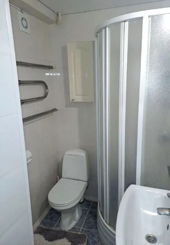 сдаётся 2-х комнатная квартира 🌇длнецк на улице краснофлотской в калининском районе, рядом с парком «гулливер». 📍 💦круглосуточная подача горячей и холодной воды. ✅отличная транспортная доступность и развитая инфраструктура: калининский исполком, парк, магазины, школа, детский сад и другие объекты. ✅в квартире есть вся необходимая мебель и бытовая техника, скоростной интернет, накопительный бак на 500 литров. 💰стоимость: 60 000 рублей + залог + комиссия агентства. оплата по факту заселения. 📲☎️+7 (949) 352-33-16. подписаться | дать объявление - фотография - 8