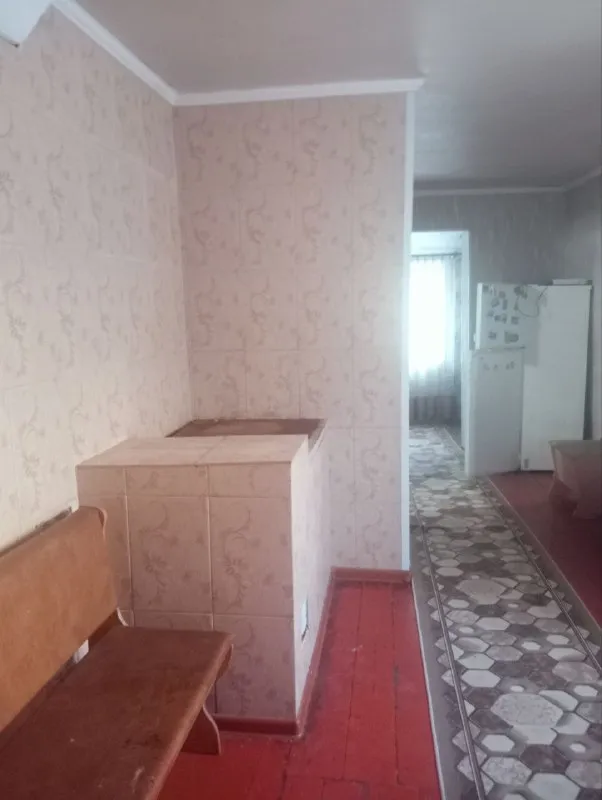 продам дом от 🏡 собственника 🌇в донецке пролетарского района, шахты 12/18.📍 ✅под одной крышей находятся два  дома. пять комнат, два санузла, общая площадь 134 кв. ✅огромный двор, большой огород, рядом ставок, лесопосадка. ✅в доме печное отопление, есть возможность подключения электроотопления, до ближайшей инфраструктуры 5 минут пешком. 🏡дом находится в жилом состоянии, хотя и требует вложений, считается бюджетным вариантом, можно заезжать и сразу жить, постепенно все подгонять в доме под себя. ❗️ ✅нужен хозяин, который сможет создать уют и поддерживать хозяйство в отличном состоянии. 📑дом внесён в росреестр, рассматривается продажа под материнский капитал 💰цена 2,4 млн. ₽, есть торг 👁показ в любое время 📲☎️+79493876471 подписаться | дать объявление - фотография - 4