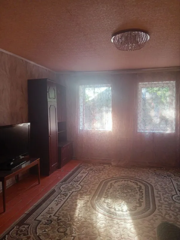 продам дом от 🏡 собственника 🌇в донецке пролетарского района, шахты 12/18.📍 ✅под одной крышей находятся два  дома. пять комнат, два санузла, общая площадь 134 кв. ✅огромный двор, большой огород, рядом ставок, лесопосадка. ✅в доме печное отопление, есть возможность подключения электроотопления, до ближайшей инфраструктуры 5 минут пешком. 🏡дом находится в жилом состоянии, хотя и требует вложений, считается бюджетным вариантом, можно заезжать и сразу жить, постепенно все подгонять в доме под себя. ❗️ ✅нужен хозяин, который сможет создать уют и поддерживать хозяйство в отличном состоянии. 📑дом внесён в росреестр, рассматривается продажа под материнский капитал 💰цена 2,4 млн. ₽, есть торг 👁показ в любое время 📲☎️+79493876471 подписаться | дать объявление - фотография - 5