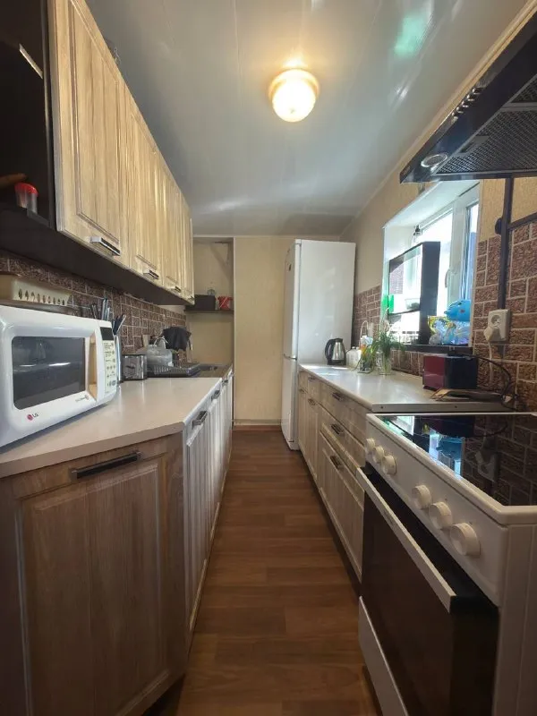 ‼️продажа дома‼️ 🏡продажа дома г. макеевка днр советский район п. минводы (за мостом) -s 73.7 m2 -2 cпальни, гостиная, столовая, кухня -с/у в доме (ремонт не закончен, стройматериал имеется) -стены выровнены гипсокартоном -окна пластик -новая входная дверь -дом утеплен -высота потолков 2.8 (натяжные) -новая проводка -батареи биметаллические -коммуникации новые -отопление:электрокотел(удаленное управление) -дополнительно введено в дом 380 v -водонакопительный бак на 1 т -кровля в отличном состоянии - участок 6 соток неприватизированой земли, огорожен забором -на территории расположен гараж -новая выгребная яма 8 кубов -продажа без техники и мебели ( кроме кухни) документы готовы к продаже цена составляет 3 100 000 рублей +торг +7 9493209944 ( можно писать в тлг) 📨подписаться - фотография - 2