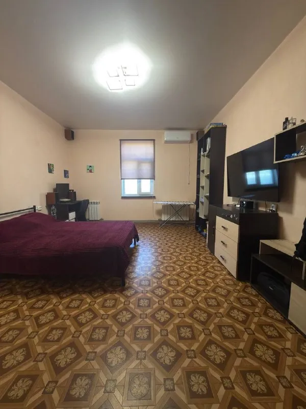 ‼️продажа дома‼️ 🏡продажа дома г. макеевка днр советский район п. минводы (за мостом) -s 73.7 m2 -2 cпальни, гостиная, столовая, кухня -с/у в доме (ремонт не закончен, стройматериал имеется) -стены выровнены гипсокартоном -окна пластик -новая входная дверь -дом утеплен -высота потолков 2.8 (натяжные) -новая проводка -батареи биметаллические -коммуникации новые -отопление:электрокотел(удаленное управление) -дополнительно введено в дом 380 v -водонакопительный бак на 1 т -кровля в отличном состоянии - участок 6 соток неприватизированой земли, огорожен забором -на территории расположен гараж -новая выгребная яма 8 кубов -продажа без техники и мебели ( кроме кухни) документы готовы к продаже цена составляет 3 100 000 рублей +торг +7 9493209944 ( можно писать в тлг) 📨подписаться - фотография - 3