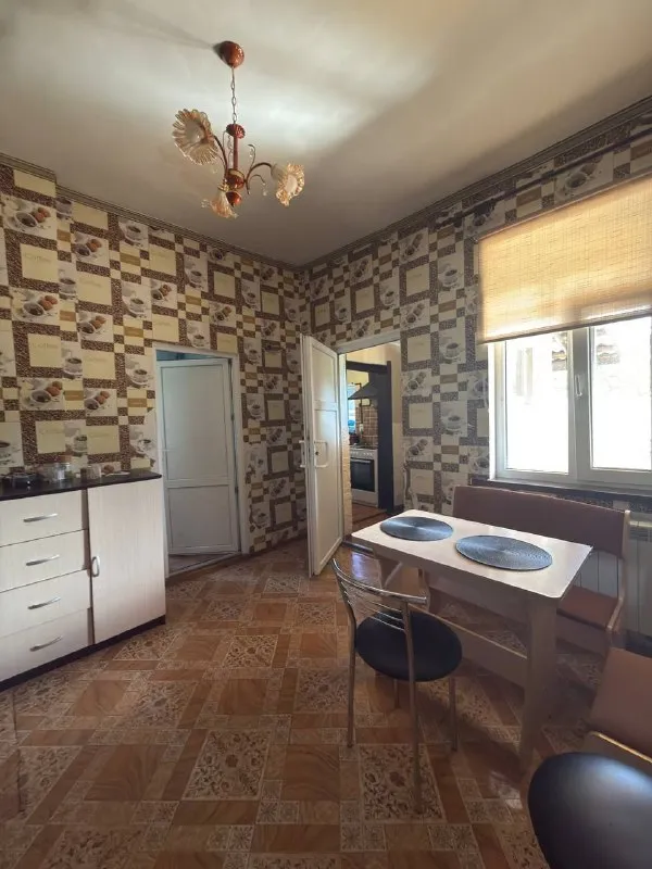 ‼️продажа дома‼️ 🏡продажа дома г. макеевка днр советский район п. минводы (за мостом) -s 73.7 m2 -2 cпальни, гостиная, столовая, кухня -с/у в доме (ремонт не закончен, стройматериал имеется) -стены выровнены гипсокартоном -окна пластик -новая входная дверь -дом утеплен -высота потолков 2.8 (натяжные) -новая проводка -батареи биметаллические -коммуникации новые -отопление:электрокотел(удаленное управление) -дополнительно введено в дом 380 v -водонакопительный бак на 1 т -кровля в отличном состоянии - участок 6 соток неприватизированой земли, огорожен забором -на территории расположен гараж -новая выгребная яма 8 кубов -продажа без техники и мебели ( кроме кухни) документы готовы к продаже цена составляет 3 100 000 рублей +торг +7 9493209944 ( можно писать в тлг) 📨подписаться - фотография - 4