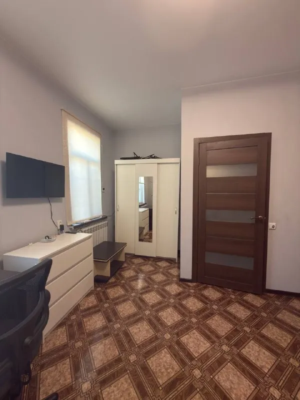 ‼️продажа дома‼️ 🏡продажа дома г. макеевка днр советский район п. минводы (за мостом) -s 73.7 m2 -2 cпальни, гостиная, столовая, кухня -с/у в доме (ремонт не закончен, стройматериал имеется) -стены выровнены гипсокартоном -окна пластик -новая входная дверь -дом утеплен -высота потолков 2.8 (натяжные) -новая проводка -батареи биметаллические -коммуникации новые -отопление:электрокотел(удаленное управление) -дополнительно введено в дом 380 v -водонакопительный бак на 1 т -кровля в отличном состоянии - участок 6 соток неприватизированой земли, огорожен забором -на территории расположен гараж -новая выгребная яма 8 кубов -продажа без техники и мебели ( кроме кухни) документы готовы к продаже цена составляет 3 100 000 рублей +торг +7 9493209944 ( можно писать в тлг) 📨подписаться - фотография - 5