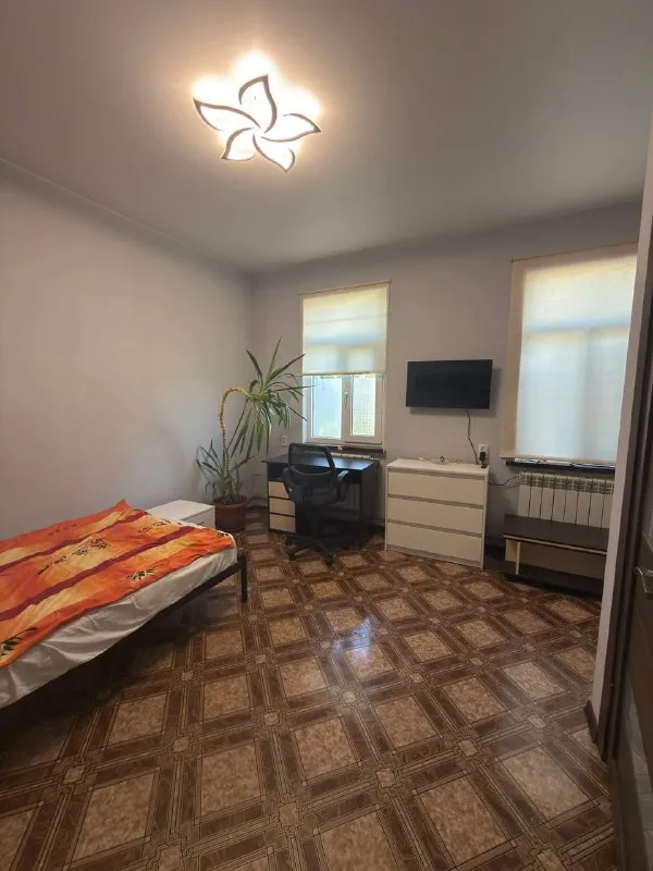 ‼️продажа дома‼️ 🏡продажа дома г. макеевка днр советский район п. минводы (за мостом) -s 73.7 m2 -2 cпальни, гостиная, столовая, кухня -с/у в доме (ремонт не закончен, стройматериал имеется) -стены выровнены гипсокартоном -окна пластик -новая входная дверь -дом утеплен -высота потолков 2.8 (натяжные) -новая проводка -батареи биметаллические -коммуникации новые -отопление:электрокотел(удаленное управление) -дополнительно введено в дом 380 v -водонакопительный бак на 1 т -кровля в отличном состоянии - участок 6 соток неприватизированой земли, огорожен забором -на территории расположен гараж -новая выгребная яма 8 кубов -продажа без техники и мебели ( кроме кухни) документы готовы к продаже цена составляет 3 100 000 рублей +торг +7 9493209944 ( можно писать в тлг) 📨подписаться - фотография - 6