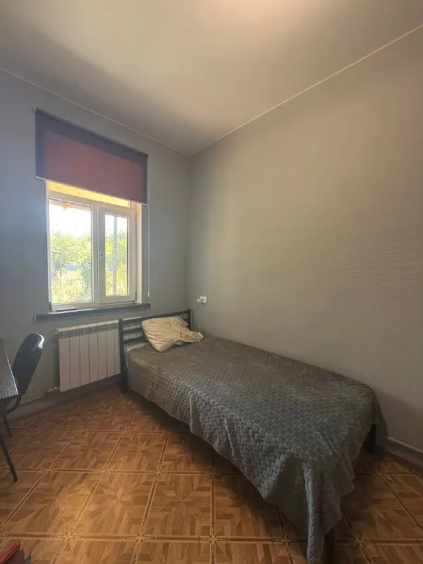 ‼️продажа дома‼️ 🏡продажа дома г. макеевка днр советский район п. минводы (за мостом) -s 73.7 m2 -2 cпальни, гостиная, столовая, кухня -с/у в доме (ремонт не закончен, стройматериал имеется) -стены выровнены гипсокартоном -окна пластик -новая входная дверь -дом утеплен -высота потолков 2.8 (натяжные) -новая проводка -батареи биметаллические -коммуникации новые -отопление:электрокотел(удаленное управление) -дополнительно введено в дом 380 v -водонакопительный бак на 1 т -кровля в отличном состоянии - участок 6 соток неприватизированой земли, огорожен забором -на территории расположен гараж -новая выгребная яма 8 кубов -продажа без техники и мебели ( кроме кухни) документы готовы к продаже цена составляет 3 100 000 рублей +торг +7 9493209944 ( можно писать в тлг) 📨подписаться - фотография - 7