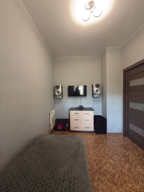 ‼️продажа дома‼️ 🏡продажа дома г. макеевка днр советский район п. минводы (за мостом) -s 73.7 m2 -2 cпальни, гостиная, столовая, кухня -с/у в доме (ремонт не закончен, стройматериал имеется) -стены выровнены гипсокартоном -окна пластик -новая входная дверь -дом утеплен -высота потолков 2.8 (натяжные) -новая проводка -батареи биметаллические -коммуникации новые -отопление:электрокотел(удаленное управление) -дополнительно введено в дом 380 v -водонакопительный бак на 1 т -кровля в отличном состоянии - участок 6 соток неприватизированой земли, огорожен забором -на территории расположен гараж -новая выгребная яма 8 кубов -продажа без техники и мебели ( кроме кухни) документы готовы к продаже цена составляет 3 100 000 рублей +торг +7 9493209944 ( можно писать в тлг) 📨подписаться - фотография - 8