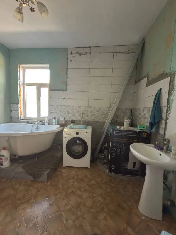 ‼️продажа дома‼️ 🏡продажа дома г. макеевка днр советский район п. минводы (за мостом) -s 73.7 m2 -2 cпальни, гостиная, столовая, кухня -с/у в доме (ремонт не закончен, стройматериал имеется) -стены выровнены гипсокартоном -окна пластик -новая входная дверь -дом утеплен -высота потолков 2.8 (натяжные) -новая проводка -батареи биметаллические -коммуникации новые -отопление:электрокотел(удаленное управление) -дополнительно введено в дом 380 v -водонакопительный бак на 1 т -кровля в отличном состоянии - участок 6 соток неприватизированой земли, огорожен забором -на территории расположен гараж -новая выгребная яма 8 кубов -продажа без техники и мебели ( кроме кухни) документы готовы к продаже цена составляет 3 100 000 рублей +торг +7 9493209944 ( можно писать в тлг) 📨подписаться - фотография - 9