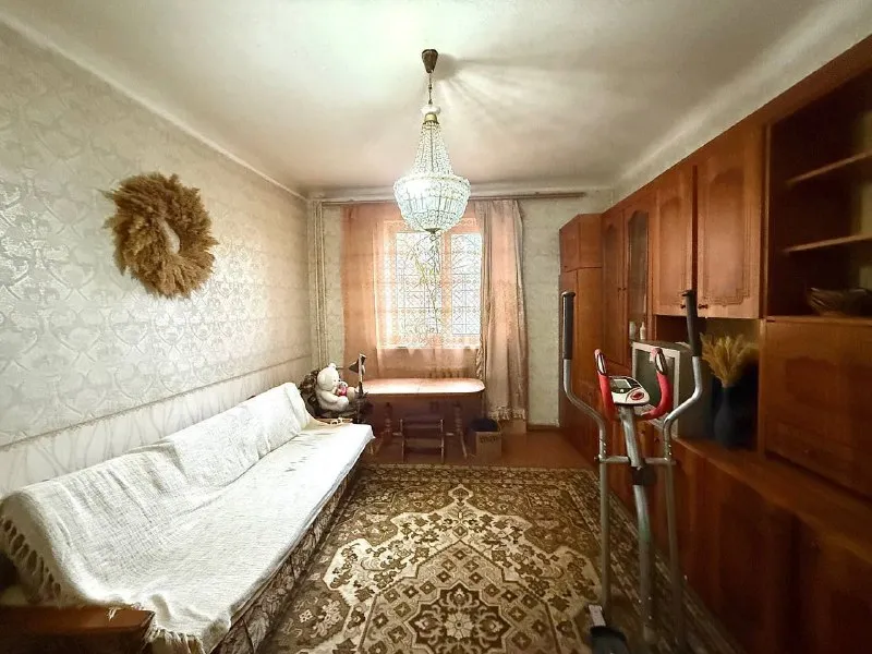 цена снижена до 4,1 млн. руб. продам 3-х комнатную квартиру 🌇в куйбышевском районе донецка. (ор-р площадь бакинских комиссаров)📍 ✅площадь квартиры 69,3 м. кв. , этаж 1/2, раздельная планировка, раздельный с/у, жилое состояние, окна мп. 🎁мебель остается как на фото. ухоженная территория дома.   👍расположен дом в районе с развитой инфраструктурой - школы, учебные заведения, магазины, транспортная развязка, пять минут до площади бакинских комиссаров. ❗️документы готовы, прописанных нет. 💰стоимость 4,1 млн. руб. вместо 4,5 млн. руб. реальному покупателю торг! 📲☎️+79495685261 / 📲☎️+79515086406 telegram / whatsapp с уважением, софья ан «21 век» подписаться | дать объявление - фотография - 4