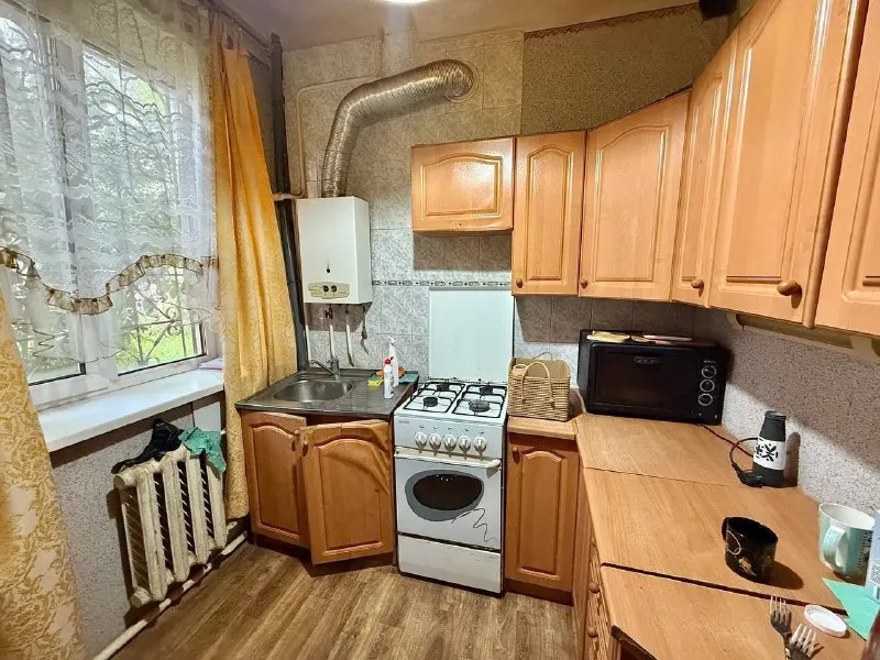 цена снижена до 4,1 млн. руб. продам 3-х комнатную квартиру 🌇в куйбышевском районе донецка. (ор-р площадь бакинских комиссаров)📍 ✅площадь квартиры 69,3 м. кв. , этаж 1/2, раздельная планировка, раздельный с/у, жилое состояние, окна мп. 🎁мебель остается как на фото. ухоженная территория дома.   👍расположен дом в районе с развитой инфраструктурой - школы, учебные заведения, магазины, транспортная развязка, пять минут до площади бакинских комиссаров. ❗️документы готовы, прописанных нет. 💰стоимость 4,1 млн. руб. вместо 4,5 млн. руб. реальному покупателю торг! 📲☎️+79495685261 / 📲☎️+79515086406 telegram / whatsapp с уважением, софья ан «21 век» подписаться | дать объявление - фотография - 5