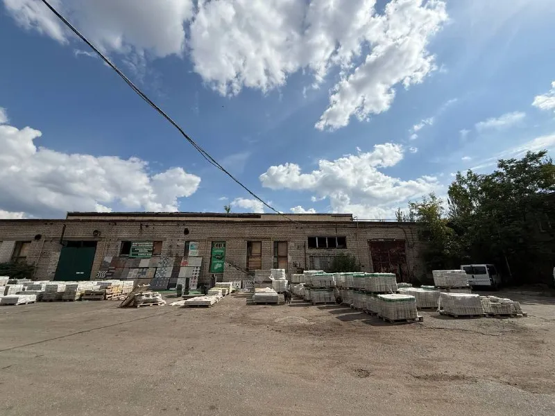 снижение стоимости ❗️❗️ продажа производственного помещения с офисной частью 🌇в буденновском районе донецка (пересечение улиц светлого пути и левобережной)📍 ✅общая площадь помещений 6248 м. кв. два офисных здания в два этажа, хорошее состоянии, производственная площадь с тремя кран-балками. высота потолков 7 м. асфальт в уровень с заездом. ✅площадь цеха 5182.2 м. кв. , цех не отапливаемый! проведено электричество. ✅площадь офисных зданий 539.1 м. кв. и 526.9 м. кв. подведены все коммуникации. - фотография - 2