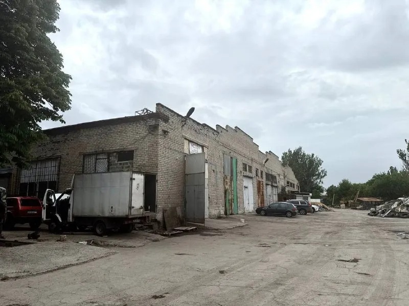 снижение стоимости ❗️❗️ продажа производственного помещения с офисной частью 🌇в буденновском районе донецка (пересечение улиц светлого пути и левобережной)📍 ✅общая площадь помещений 6248 м. кв. два офисных здания в два этажа, хорошее состоянии, производственная площадь с тремя кран-балками. высота потолков 7 м. асфальт в уровень с заездом. ✅площадь цеха 5182.2 м. кв. , цех не отапливаемый! проведено электричество. ✅площадь офисных зданий 539.1 м. кв. и 526.9 м. кв. подведены все коммуникации. - фотография - 3