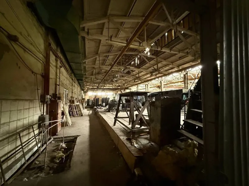 снижение стоимости ❗️❗️ продажа производственного помещения с офисной частью 🌇в буденновском районе донецка (пересечение улиц светлого пути и левобережной)📍 ✅общая площадь помещений 6248 м. кв. два офисных здания в два этажа, хорошее состоянии, производственная площадь с тремя кран-балками. высота потолков 7 м. асфальт в уровень с заездом. ✅площадь цеха 5182.2 м. кв. , цех не отапливаемый! проведено электричество. ✅площадь офисных зданий 539.1 м. кв. и 526.9 м. кв. подведены все коммуникации. - фотография - 4