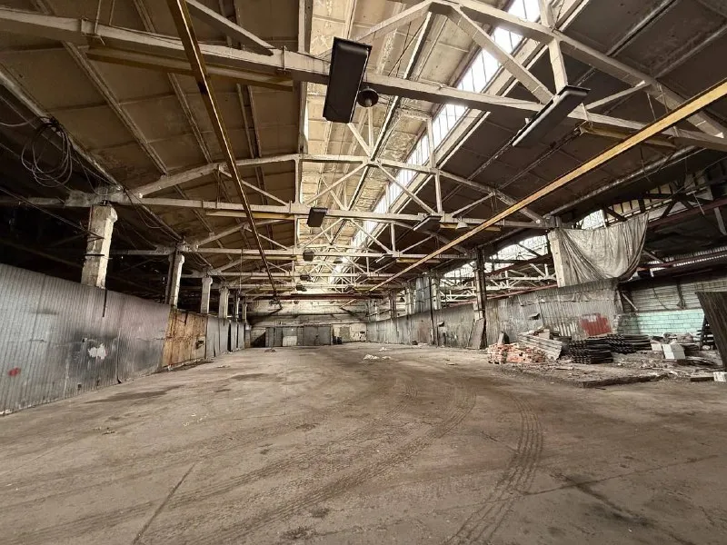 снижение стоимости ❗️❗️ продажа производственного помещения с офисной частью 🌇в буденновском районе донецка (пересечение улиц светлого пути и левобережной)📍 ✅общая площадь помещений 6248 м. кв. два офисных здания в два этажа, хорошее состоянии, производственная площадь с тремя кран-балками. высота потолков 7 м. асфальт в уровень с заездом. ✅площадь цеха 5182.2 м. кв. , цех не отапливаемый! проведено электричество. ✅площадь офисных зданий 539.1 м. кв. и 526.9 м. кв. подведены все коммуникации. - фотография - 5