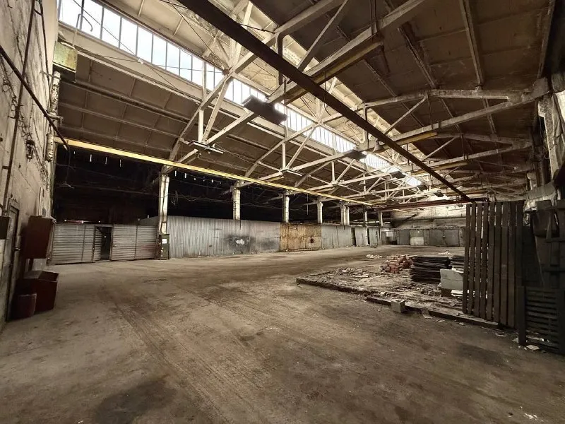 снижение стоимости ❗️❗️ продажа производственного помещения с офисной частью 🌇в буденновском районе донецка (пересечение улиц светлого пути и левобережной)📍 ✅общая площадь помещений 6248 м. кв. два офисных здания в два этажа, хорошее состоянии, производственная площадь с тремя кран-балками. высота потолков 7 м. асфальт в уровень с заездом. ✅площадь цеха 5182.2 м. кв. , цех не отапливаемый! проведено электричество. ✅площадь офисных зданий 539.1 м. кв. и 526.9 м. кв. подведены все коммуникации. - фотография - 6