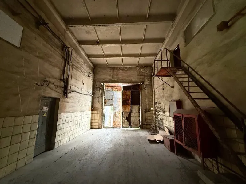 снижение стоимости ❗️❗️ продажа производственного помещения с офисной частью 🌇в буденновском районе донецка (пересечение улиц светлого пути и левобережной)📍 ✅общая площадь помещений 6248 м. кв. два офисных здания в два этажа, хорошее состоянии, производственная площадь с тремя кран-балками. высота потолков 7 м. асфальт в уровень с заездом. ✅площадь цеха 5182.2 м. кв. , цех не отапливаемый! проведено электричество. ✅площадь офисных зданий 539.1 м. кв. и 526.9 м. кв. подведены все коммуникации. - фотография - 7