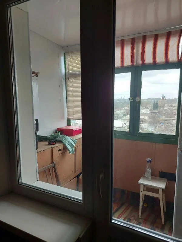 🅰️🅰️🅰️🅰️🅰️🅰️ продам 3х комнатную квартиру 📍г. макеевка, бажанова, ул. руднева, дом 1 8/9, не угловая, все комнаты раздельные 📍отличное место, школа, садик, остановка, магазины, рынок, возле дома. очень хорошие соседи ✅везде пластиковые окна ✅электробак ✅все комнаты раздельные ✅большая кухня (рядом с кухней большая, глубокая кладовка) ✅в зале балкон, не застеклен ✅в спальне большая лоджия, застеклена ✅состояние обычное, чистое, жилое документы полностью готовы к продаже, прописаных нет. больше информации по телефону. вышлю больше фото. 3500000 + хороший торг. +79493823418 инна - фотография - 3