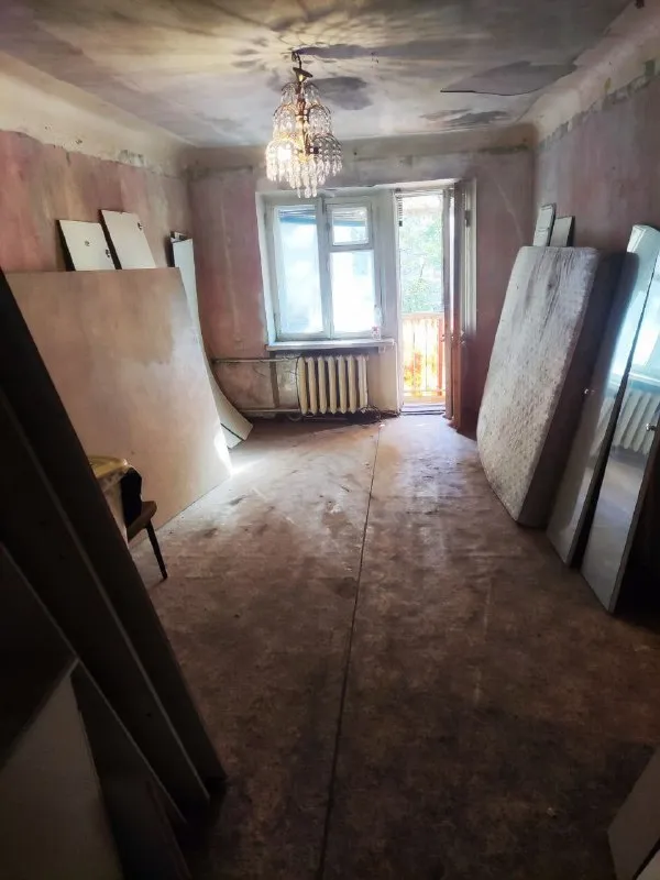 ‼️продажа квартиры‼️ 🏡продаётся двухкомнатная квартира г. донецк днр киевский р-н ул. челюскинцев, ориентир краеведческий музей ✅этажность–4/5 жилого дома ✅общая площадь–44.3 м2 ✅жилая–31 м2 ✅кухня–5.5 м2 ✅квартира не угловая газовая колонка квартира под ремонт ✅рядом остановка общественного транспорта, магазин арбат, супермаркет молоко, школа №54, детский садик, больница 🧾документы готовы 🔥собственник 💴цена: 3🍋800.000 руб ☎️+7(949) 398-78-21 марина 📨подписаться - фотография - 4