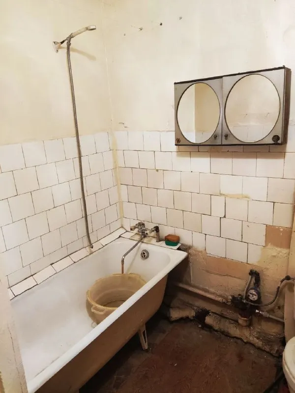 ‼️продажа квартиры‼️ 🏡продаётся двухкомнатная квартира г. донецк днр киевский р-н ул. челюскинцев, ориентир краеведческий музей ✅этажность–4/5 жилого дома ✅общая площадь–44.3 м2 ✅жилая–31 м2 ✅кухня–5.5 м2 ✅квартира не угловая газовая колонка квартира под ремонт ✅рядом остановка общественного транспорта, магазин арбат, супермаркет молоко, школа №54, детский садик, больница 🧾документы готовы 🔥собственник 💴цена: 3🍋800.000 руб ☎️+7(949) 398-78-21 марина 📨подписаться - фотография - 9