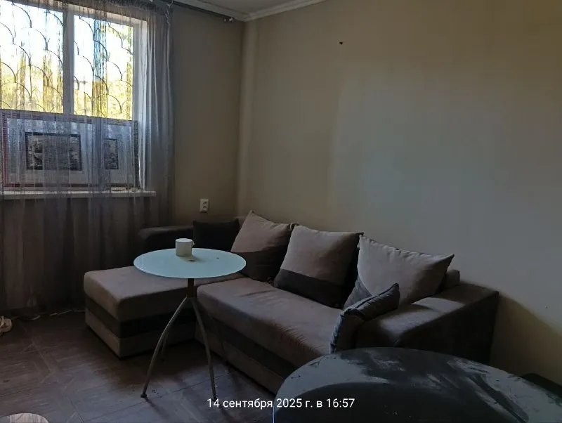 Продам 2х этажную приватизированную дачу (ориентир караванная (авдотьино), ликероводочный завод). Скважина. Современная дача с хорошим ремонтом и современной мебелью. На 1м этаже кухня-гостиная и сан. Узел (просторный), коридор. На 2м этаже – две изолированные спальни и балкон. Участок 5.2 сотки (приватизирован). Мангальная зона, уличный душ и туалет, хоз. Блок. Забор по периметру, заезд во двор. Рядом остановка транспорта – 51 автобус. Цена 3 500 000руб. Торг. Ан анна +7 949 470 04 83 (феникс), +7 949 796 89 69 (миранда). - фотография - 2