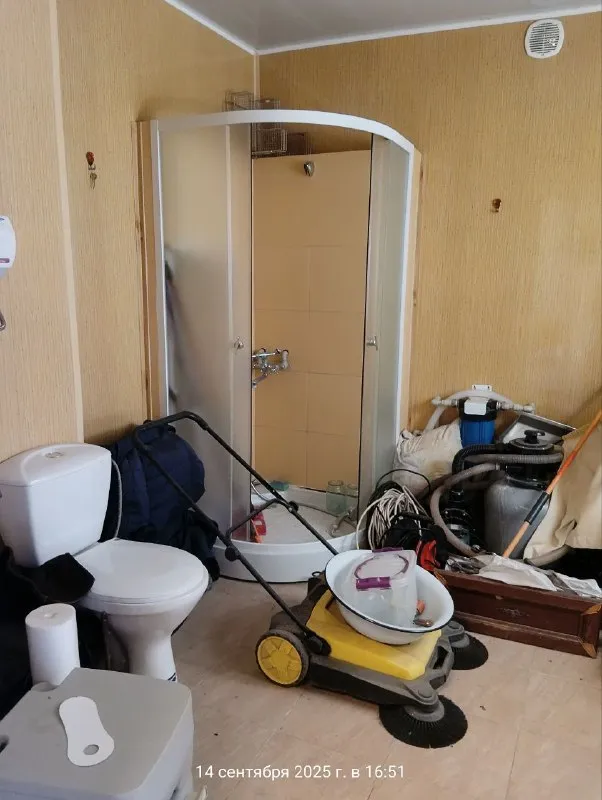 Продам 2х этажную приватизированную дачу (ориентир караванная (авдотьино), ликероводочный завод). Скважина. Современная дача с хорошим ремонтом и современной мебелью. На 1м этаже кухня-гостиная и сан. Узел (просторный), коридор. На 2м этаже – две изолированные спальни и балкон. Участок 5.2 сотки (приватизирован). Мангальная зона, уличный душ и туалет, хоз. Блок. Забор по периметру, заезд во двор. Рядом остановка транспорта – 51 автобус. Цена 3 500 000руб. Торг. Ан анна +7 949 470 04 83 (феникс), +7 949 796 89 69 (миранда). - фотография - 8