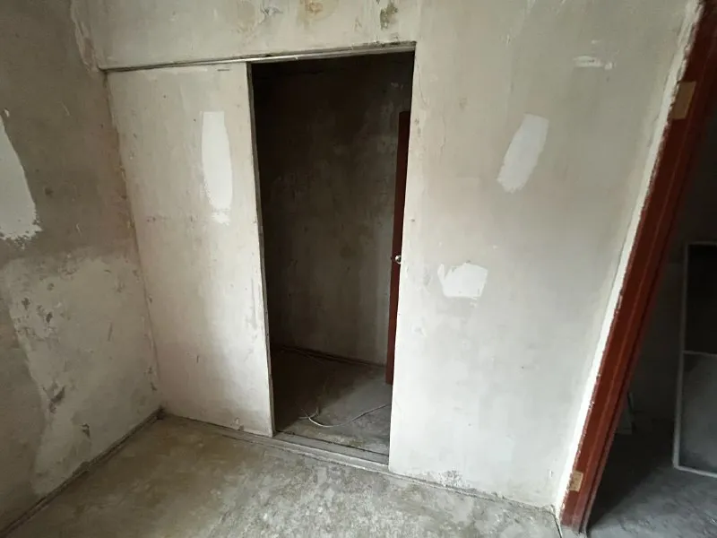 ‼️продажа квартиры‼️ 🏡продам 2-двухкомнатную квартиру от собственника 🗺г. макеевка днр гвардейка, мкр-н восточный, ул. токарева ✅этажность–4/4 жилого дома ‼️под ремонт‼️ квартира угловая, крыша новая, окна новые м/п во всех комнатах, санузел совместный, газовая колонка, водонакопитель на 100л встроенный, батареи чугун, зимой в квартире тепло 🧾документы рф готовы 🔥собственник 💴цена: 2🍋000.000 рублей ☎️+7(949) 359-82-91 валерия 📨подписаться - фотография - 3