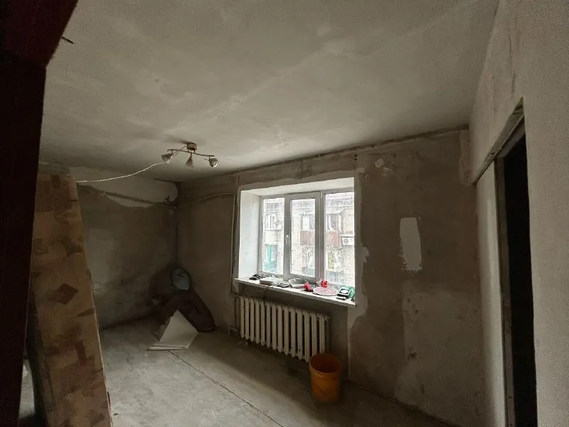 ‼️продажа квартиры‼️ 🏡продам 2-двухкомнатную квартиру от собственника 🗺г. макеевка днр гвардейка, мкр-н восточный, ул. токарева ✅этажность–4/4 жилого дома ‼️под ремонт‼️ квартира угловая, крыша новая, окна новые м/п во всех комнатах, санузел совместный, газовая колонка, водонакопитель на 100л встроенный, батареи чугун, зимой в квартире тепло 🧾документы рф готовы 🔥собственник 💴цена: 2🍋000.000 рублей ☎️+7(949) 359-82-91 валерия 📨подписаться - фотография - 4