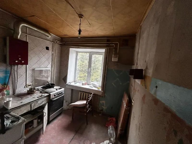 ‼️продажа квартиры‼️ 🏡продам 2-двухкомнатную квартиру от собственника 🗺г. макеевка днр гвардейка, мкр-н восточный, ул. токарева ✅этажность–4/4 жилого дома ‼️под ремонт‼️ квартира угловая, крыша новая, окна новые м/п во всех комнатах, санузел совместный, газовая колонка, водонакопитель на 100л встроенный, батареи чугун, зимой в квартире тепло 🧾документы рф готовы 🔥собственник 💴цена: 2🍋000.000 рублей ☎️+7(949) 359-82-91 валерия 📨подписаться - фотография - 5