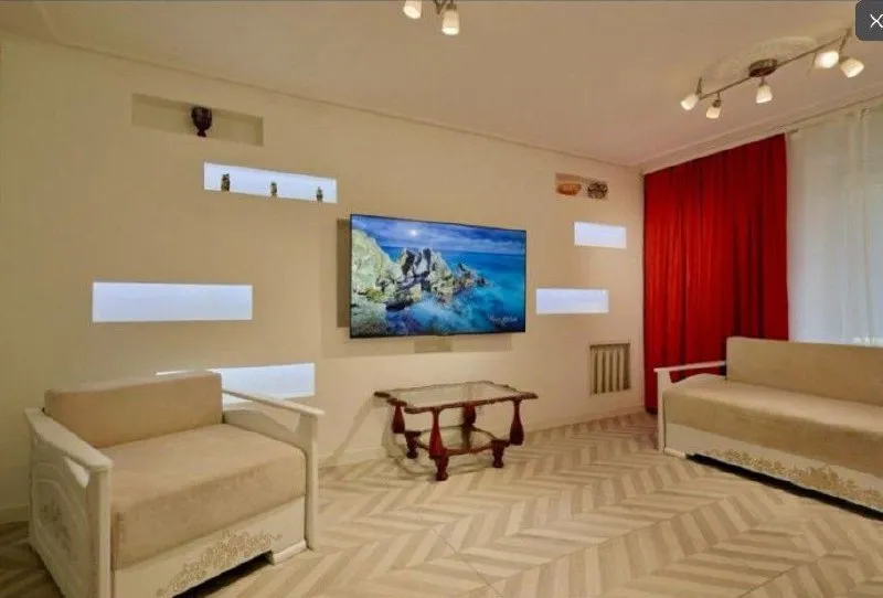 аренда однокомнатной квартиры 🌇донецк, в ворошиловском районе, комсомольский пр-кт📍 ✅крупногабаритная ( 42 м2) vip ✅квартира идеально подойдёт тем, кто ищет комфортное жильё на продолжительный, или короткий срок (возможна аренда на пару месяцев. ) ✅в квартире есть вся необходимая  дорогая мебель и техника, поэтому можно сразу заселиться и чувствовать себя как дома. диван и кресло раскладываются. 💦вода 24/7 горячая и холодная (накопительный бак и  бесшумный насос. ) ✅новая техника на гарантии (холодильник, духовка, бойлер, кондиционер, стиральная машина и др ) ✅интернет wifi ❗️в приоритете — не курящие жильцы без домашних животных. 💰цена 60 000 ₽ + залог + комиссия агентства из коммунальных платежей оплата только по счётчикам. оплата по факту заселения 📲☎️+79493523316 подписаться | дать объявление - фотография - 2