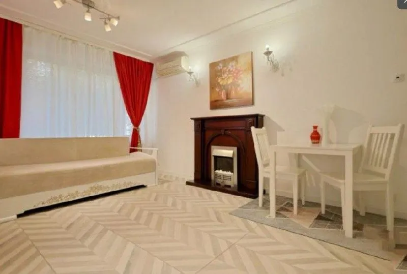 аренда однокомнатной квартиры 🌇донецк, в ворошиловском районе, комсомольский пр-кт📍 ✅крупногабаритная ( 42 м2) vip ✅квартира идеально подойдёт тем, кто ищет комфортное жильё на продолжительный, или короткий срок (возможна аренда на пару месяцев. ) ✅в квартире есть вся необходимая  дорогая мебель и техника, поэтому можно сразу заселиться и чувствовать себя как дома. диван и кресло раскладываются. 💦вода 24/7 горячая и холодная (накопительный бак и  бесшумный насос. ) ✅новая техника на гарантии (холодильник, духовка, бойлер, кондиционер, стиральная машина и др ) ✅интернет wifi ❗️в приоритете — не курящие жильцы без домашних животных. 💰цена 60 000 ₽ + залог + комиссия агентства из коммунальных платежей оплата только по счётчикам. оплата по факту заселения 📲☎️+79493523316 подписаться | дать объявление - фотография - 3