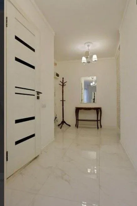 аренда однокомнатной квартиры 🌇донецк, в ворошиловском районе, комсомольский пр-кт📍 ✅крупногабаритная ( 42 м2) vip ✅квартира идеально подойдёт тем, кто ищет комфортное жильё на продолжительный, или короткий срок (возможна аренда на пару месяцев. ) ✅в квартире есть вся необходимая  дорогая мебель и техника, поэтому можно сразу заселиться и чувствовать себя как дома. диван и кресло раскладываются. 💦вода 24/7 горячая и холодная (накопительный бак и  бесшумный насос. ) ✅новая техника на гарантии (холодильник, духовка, бойлер, кондиционер, стиральная машина и др ) ✅интернет wifi ❗️в приоритете — не курящие жильцы без домашних животных. 💰цена 60 000 ₽ + залог + комиссия агентства из коммунальных платежей оплата только по счётчикам. оплата по факту заселения 📲☎️+79493523316 подписаться | дать объявление - фотография - 4