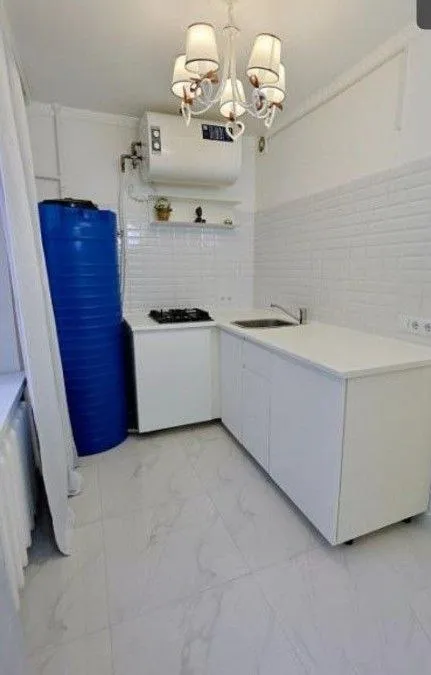 аренда однокомнатной квартиры 🌇донецк, в ворошиловском районе, комсомольский пр-кт📍 ✅крупногабаритная ( 42 м2) vip ✅квартира идеально подойдёт тем, кто ищет комфортное жильё на продолжительный, или короткий срок (возможна аренда на пару месяцев. ) ✅в квартире есть вся необходимая  дорогая мебель и техника, поэтому можно сразу заселиться и чувствовать себя как дома. диван и кресло раскладываются. 💦вода 24/7 горячая и холодная (накопительный бак и  бесшумный насос. ) ✅новая техника на гарантии (холодильник, духовка, бойлер, кондиционер, стиральная машина и др ) ✅интернет wifi ❗️в приоритете — не курящие жильцы без домашних животных. 💰цена 60 000 ₽ + залог + комиссия агентства из коммунальных платежей оплата только по счётчикам. оплата по факту заселения 📲☎️+79493523316 подписаться | дать объявление - фотография - 5