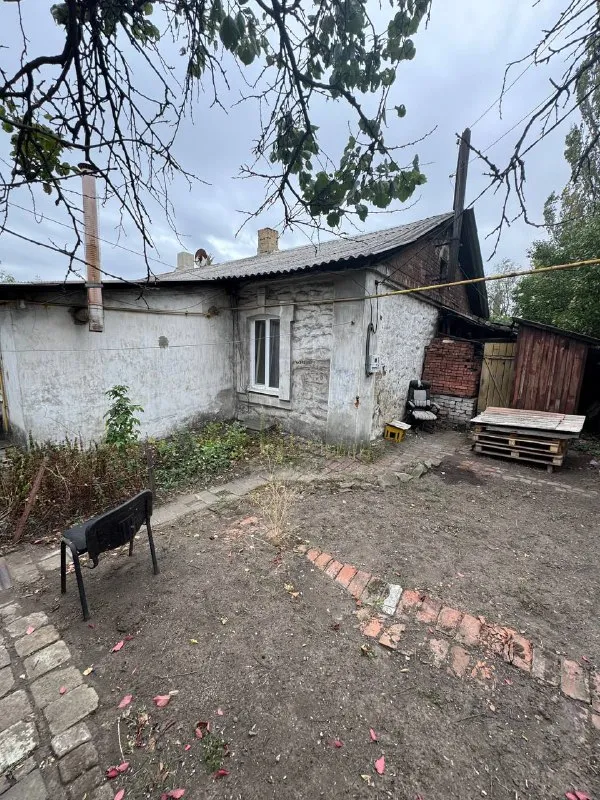 продам финский дом 🏡 🌇макеевка, (район бассейна трубник ). 📍 ✅общая площадь 45кв. м. ✅окна пластиковые. ✅в доме 2 комнаты, кухня, веранда. отопление : газовый конвектор ! 👍хорошее расположение : в двух шагах школа 29, магазины, остановка общественного транспорта. 📑документы готовы ! 💰цена 800 000 ₽ 🔥 ☎️+79493418412 лилия ан терем подписаться | дать объявление - фотография - 1