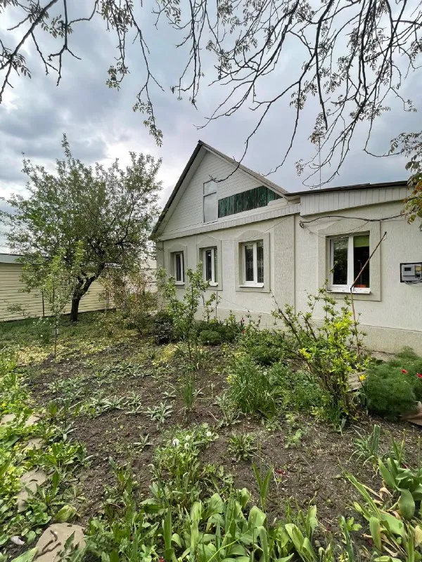 ‼️продажа дома‼️ 🏡продам газифицированный дом🗺г. харцызск днр от собственника ✅ориентир: трест, район 5 школы, магазин анастасия 🏡земельный участок 6 соток (приватизирован) ✅площадь–61 м2 + пристройка к дому–31 м2 4 жилые комнаты, 2 гостинные, 2 спальни, кухня, прихожая, санузел ✅окна пластиковые, дом литой, утеплен, центральная канализация, водопровод, канализация - пластик ✅колодец двор - бетон гараж 🧾документы готовы 🔥собственник 💴цена: 7🍋800.000 рублей возможен торг‼️ ☎️+7(949) 404-51-48 недвижимость днр - фотография - 1