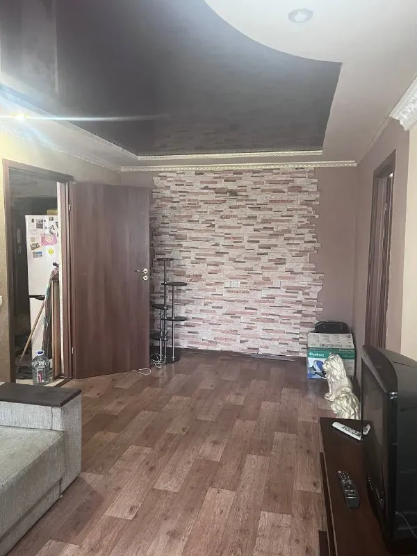 срочно продам 2- комн. квартиру. 🌇донецк, петровский р-н, ул. пл. победы. 📍 ❗квартира с  современным  ремонтом (кондиционер, везде окна пластик и двери - рехау (германия), натяжной потолок, встроенная кухня  с техникой под заказ, стиральная машина, шкаф-купе, колонны, балки под дерево, плитка итальянская с кухни по прихожую) и увеличен балкон. ✅этаж/этажность 5/5. ✅все в шаговой доступности: магазины, рынок, детский сад, школа, остановка общественного транспорта. 📑документы готовы, прописанных нет, владелец в донецке. 💰цена: 4 000 000р. + агентские, возможен небольшой торг. 📲☎+79494706765 андрей ан у нас большая база недвижимости, звоните и мы подберем идеальное жилье для вас! подписаться | дать объявление - фотография - 2