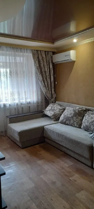 срочно продам 2- комн. квартиру. 🌇донецк, петровский р-н, ул. пл. победы. 📍 ❗квартира с  современным  ремонтом (кондиционер, везде окна пластик и двери - рехау (германия), натяжной потолок, встроенная кухня  с техникой под заказ, стиральная машина, шкаф-купе, колонны, балки под дерево, плитка итальянская с кухни по прихожую) и увеличен балкон. ✅этаж/этажность 5/5. ✅все в шаговой доступности: магазины, рынок, детский сад, школа, остановка общественного транспорта. 📑документы готовы, прописанных нет, владелец в донецке. 💰цена: 4 000 000р. + агентские, возможен небольшой торг. 📲☎+79494706765 андрей ан у нас большая база недвижимости, звоните и мы подберем идеальное жилье для вас! подписаться | дать объявление - фотография - 3