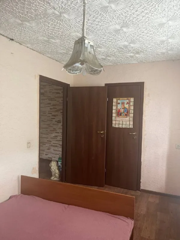 срочно продам 2- комн. квартиру. 🌇донецк, петровский р-н, ул. пл. победы. 📍 ❗квартира с  современным  ремонтом (кондиционер, везде окна пластик и двери - рехау (германия), натяжной потолок, встроенная кухня  с техникой под заказ, стиральная машина, шкаф-купе, колонны, балки под дерево, плитка итальянская с кухни по прихожую) и увеличен балкон. ✅этаж/этажность 5/5. ✅все в шаговой доступности: магазины, рынок, детский сад, школа, остановка общественного транспорта. 📑документы готовы, прописанных нет, владелец в донецке. 💰цена: 4 000 000р. + агентские, возможен небольшой торг. 📲☎+79494706765 андрей ан у нас большая база недвижимости, звоните и мы подберем идеальное жилье для вас! подписаться | дать объявление - фотография - 4