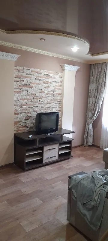 срочно продам 2- комн. квартиру. 🌇донецк, петровский р-н, ул. пл. победы. 📍 ❗квартира с  современным  ремонтом (кондиционер, везде окна пластик и двери - рехау (германия), натяжной потолок, встроенная кухня  с техникой под заказ, стиральная машина, шкаф-купе, колонны, балки под дерево, плитка итальянская с кухни по прихожую) и увеличен балкон. ✅этаж/этажность 5/5. ✅все в шаговой доступности: магазины, рынок, детский сад, школа, остановка общественного транспорта. 📑документы готовы, прописанных нет, владелец в донецке. 💰цена: 4 000 000р. + агентские, возможен небольшой торг. 📲☎+79494706765 андрей ан у нас большая база недвижимости, звоните и мы подберем идеальное жилье для вас! подписаться | дать объявление - фотография - 5