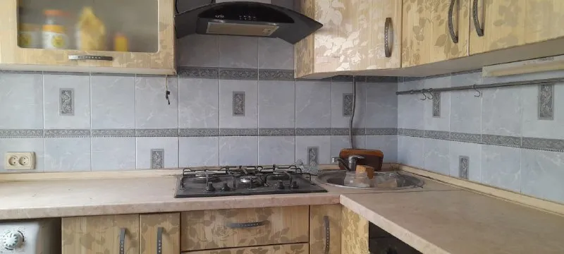 срочно продам 2- комн. квартиру. 🌇донецк, петровский р-н, ул. пл. победы. 📍 ❗квартира с  современным  ремонтом (кондиционер, везде окна пластик и двери - рехау (германия), натяжной потолок, встроенная кухня  с техникой под заказ, стиральная машина, шкаф-купе, колонны, балки под дерево, плитка итальянская с кухни по прихожую) и увеличен балкон. ✅этаж/этажность 5/5. ✅все в шаговой доступности: магазины, рынок, детский сад, школа, остановка общественного транспорта. 📑документы готовы, прописанных нет, владелец в донецке. 💰цена: 4 000 000р. + агентские, возможен небольшой торг. 📲☎+79494706765 андрей ан у нас большая база недвижимости, звоните и мы подберем идеальное жилье для вас! подписаться | дать объявление - фотография - 8