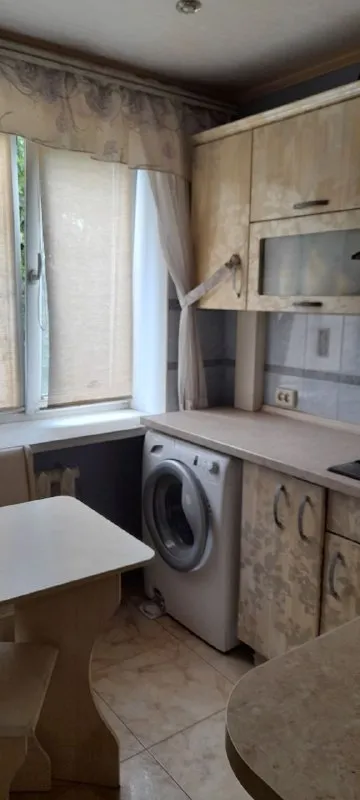 срочно продам 2- комн. квартиру. 🌇донецк, петровский р-н, ул. пл. победы. 📍 ❗квартира с  современным  ремонтом (кондиционер, везде окна пластик и двери - рехау (германия), натяжной потолок, встроенная кухня  с техникой под заказ, стиральная машина, шкаф-купе, колонны, балки под дерево, плитка итальянская с кухни по прихожую) и увеличен балкон. ✅этаж/этажность 5/5. ✅все в шаговой доступности: магазины, рынок, детский сад, школа, остановка общественного транспорта. 📑документы готовы, прописанных нет, владелец в донецке. 💰цена: 4 000 000р. + агентские, возможен небольшой торг. 📲☎+79494706765 андрей ан у нас большая база недвижимости, звоните и мы подберем идеальное жилье для вас! подписаться | дать объявление - фотография - 9