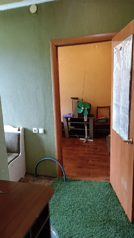 продам 2-комнатную квартиру. 🌇донецк, кировский р-н, ул. красная заря. ❗2-комнатная квартира в р-не маш. завода. ❗этажность 2/2, общая площадь 45 м2. ❗в квартире газ, индивидуальное отопление, пластиковые окна. фото реальные. ❗документы готовы. ❗💰цена: 2 300 000р. + агентские ☎тел: +79494706765 андрей ан у нас большая база недвижимости, звоните и мы подберем идеальное жилье для вас! - фотография - 2