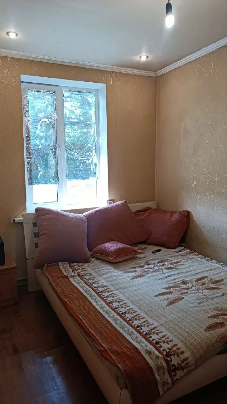 продам 2-комнатную квартиру. 🌇донецк, кировский р-н, ул. красная заря. ❗2-комнатная квартира в р-не маш. завода. ❗этажность 2/2, общая площадь 45 м2. ❗в квартире газ, индивидуальное отопление, пластиковые окна. фото реальные. ❗документы готовы. ❗💰цена: 2 300 000р. + агентские ☎тел: +79494706765 андрей ан у нас большая база недвижимости, звоните и мы подберем идеальное жилье для вас! - фотография - 5