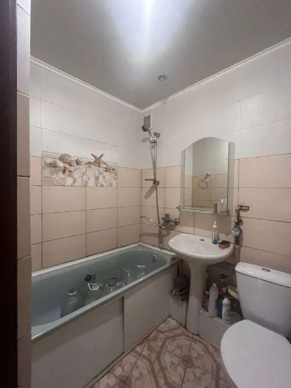 срочно! продам 2- комн. квартиру. 🌇донецк, петровский р-н, ул. пл. победы. ❗квартира с современным ремонтом (кондиционер, везде окна пластик и двери - рехау (германия), натяжной потолок, встроенная кухня с техникой под заказ, стиральная машина, шкаф-купе, колонны, балки под дерево, плитка итальянская с кухни по прихожую) и увеличен балкон. ❗этаж/этажность 5/5. ❗все в шаговой доступности: магазины, рынок, детский сад, школа, остановка общественного транспорта. ❗документы готовы к сделке, прописанных нет, владелец в донецке. 💰цена: 4 000 000р. + агентские, возможен небольшой торг. ☎тел: +79494706765 андрей ан - фотография - 10