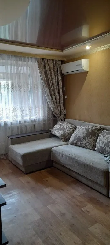 срочно! продам 2- комн. квартиру. 🌇донецк, петровский р-н, ул. пл. победы. ❗квартира с современным ремонтом (кондиционер, везде окна пластик и двери - рехау (германия), натяжной потолок, встроенная кухня с техникой под заказ, стиральная машина, шкаф-купе, колонны, балки под дерево, плитка итальянская с кухни по прихожую) и увеличен балкон. ❗этаж/этажность 5/5. ❗все в шаговой доступности: магазины, рынок, детский сад, школа, остановка общественного транспорта. ❗документы готовы к сделке, прописанных нет, владелец в донецке. 💰цена: 4 000 000р. + агентские, возможен небольшой торг. ☎тел: +79494706765 андрей ан - фотография - 4