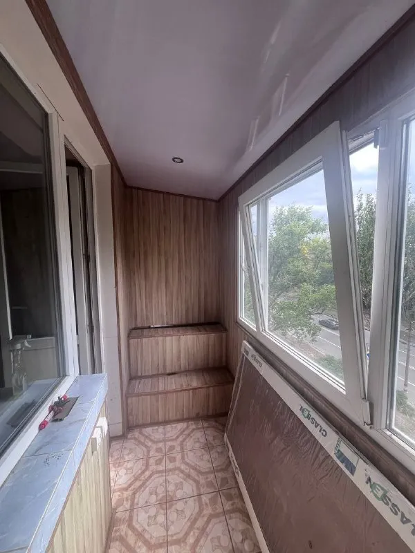 срочно! продам 2- комн. квартиру. 🌇донецк, петровский р-н, ул. пл. победы. ❗квартира с современным ремонтом (кондиционер, везде окна пластик и двери - рехау (германия), натяжной потолок, встроенная кухня с техникой под заказ, стиральная машина, шкаф-купе, колонны, балки под дерево, плитка итальянская с кухни по прихожую) и увеличен балкон. ❗этаж/этажность 5/5. ❗все в шаговой доступности: магазины, рынок, детский сад, школа, остановка общественного транспорта. ❗документы готовы к сделке, прописанных нет, владелец в донецке. 💰цена: 4 000 000р. + агентские, возможен небольшой торг. ☎тел: +79494706765 андрей ан - фотография - 7