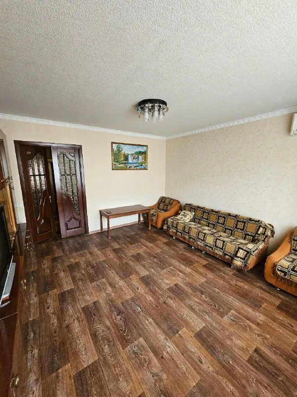 ‼️продажа квартиры‼️ 🏡продаётся 3-трехкомнатная квартира🗺г. донецк днр ворошиловский р-н, пр-кт комсомольский, район набережной, недалеко от площади ленина ✅этажность–5/9 жилого дома ✅общая площадь–65.1 м2 ✅кухня–10 м2 ✅комнаты раздельные, лоджия и балкон застеклены, две кладовые ✅в квартире и на лестничной площадке есть бойлер ✅квартира продается с мебелью и техникой ✅удобная транспортная развязка, рядом магазины, школа, детский сад 🧾документы готовы 🔥собственник 💴цена: 8🍋700.000 рублей ☎️+7(949) 371-59-73 недвижимость днр - фотография - 3
