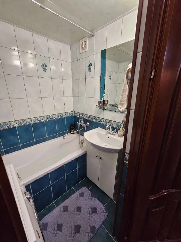 ‼️продажа квартиры‼️ 🏡продаётся 3-трехкомнатная квартира🗺г. донецк днр ворошиловский р-н, пр-кт комсомольский, район набережной, недалеко от площади ленина ✅этажность–5/9 жилого дома ✅общая площадь–65.1 м2 ✅кухня–10 м2 ✅комнаты раздельные, лоджия и балкон застеклены, две кладовые ✅в квартире и на лестничной площадке есть бойлер ✅квартира продается с мебелью и техникой ✅удобная транспортная развязка, рядом магазины, школа, детский сад 🧾документы готовы 🔥собственник 💴цена: 8🍋700.000 рублей ☎️+7(949) 371-59-73 недвижимость днр - фотография - 9