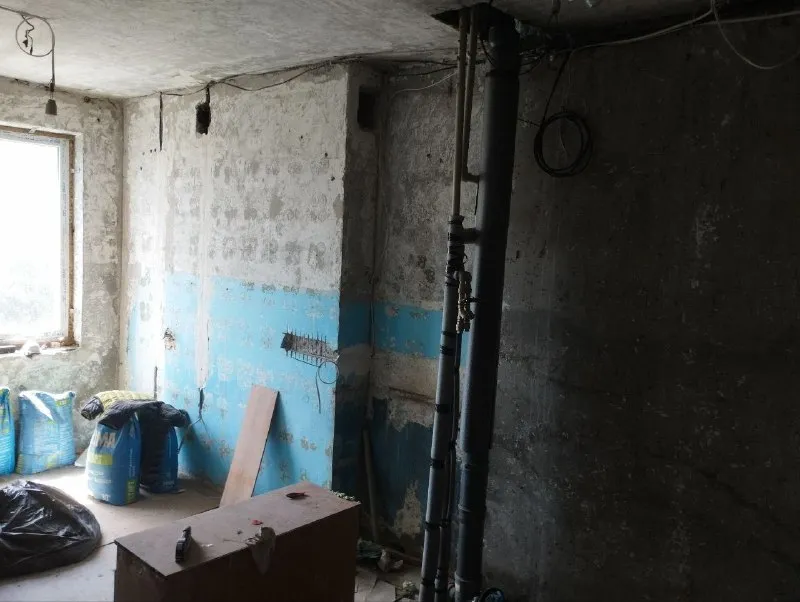 ‼️продажа квартиры‼️ 🏡продажа 3-трехкомнатной квартиры от собственника без агенств 🗺г. донецк днр пролетарский р-н ул. щетинина ✅этажность–8/9 жилого дома ✅общая площадь–69 м2 ‼️квартира под ремонт‼️ ✅вода доходит продажа со строй материалами ✅начальные работы сделаны новые окна и двери ✅в шаговой доступности садики и школа 124 🔥собственник 💴цена: 5🍋500.000 рублей торг‼️ 📞звоните ☎️+7(949) 333-45-12 кристина 📨подписаться - фотография - 3