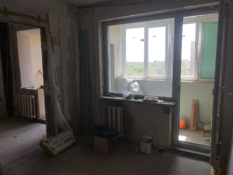 ‼️продажа квартиры‼️ 🏡продажа 3-трехкомнатной квартиры от собственника без агенств 🗺г. донецк днр пролетарский р-н ул. щетинина ✅этажность–8/9 жилого дома ✅общая площадь–69 м2 ‼️квартира под ремонт‼️ ✅вода доходит продажа со строй материалами ✅начальные работы сделаны новые окна и двери ✅в шаговой доступности садики и школа 124 🔥собственник 💴цена: 5🍋500.000 рублей торг‼️ 📞звоните ☎️+7(949) 333-45-12 кристина 📨подписаться - фотография - 4